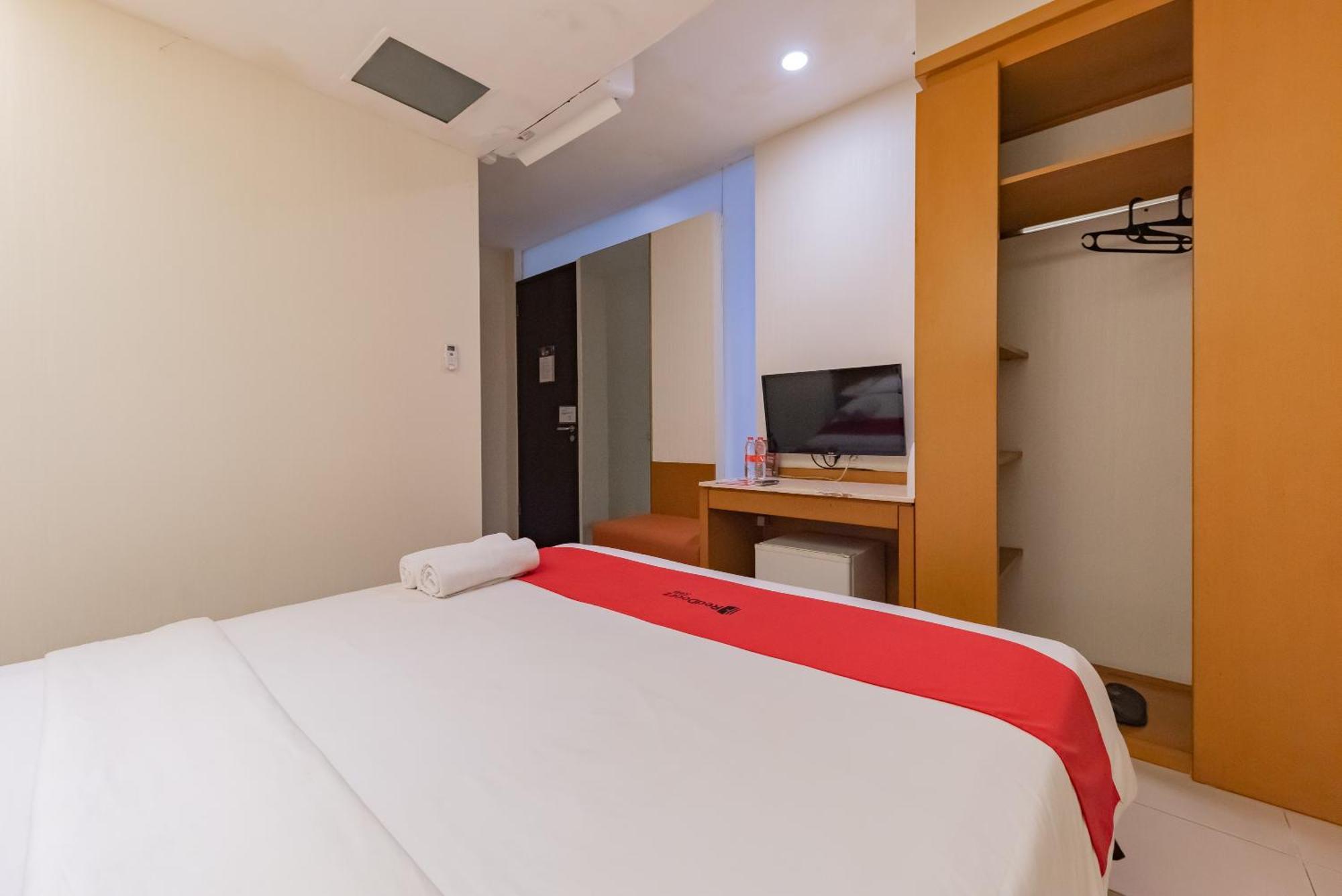 Reddoorz Plus @ Cipaganti Street 3 باندونج المظهر الخارجي الصورة