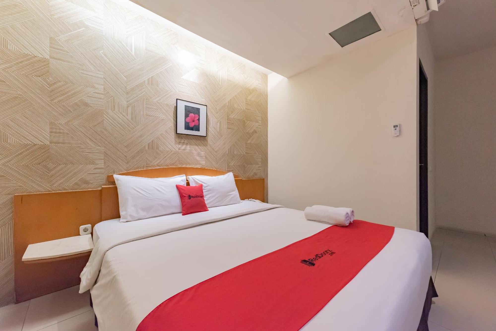 Reddoorz Plus @ Cipaganti Street 3 باندونج المظهر الخارجي الصورة