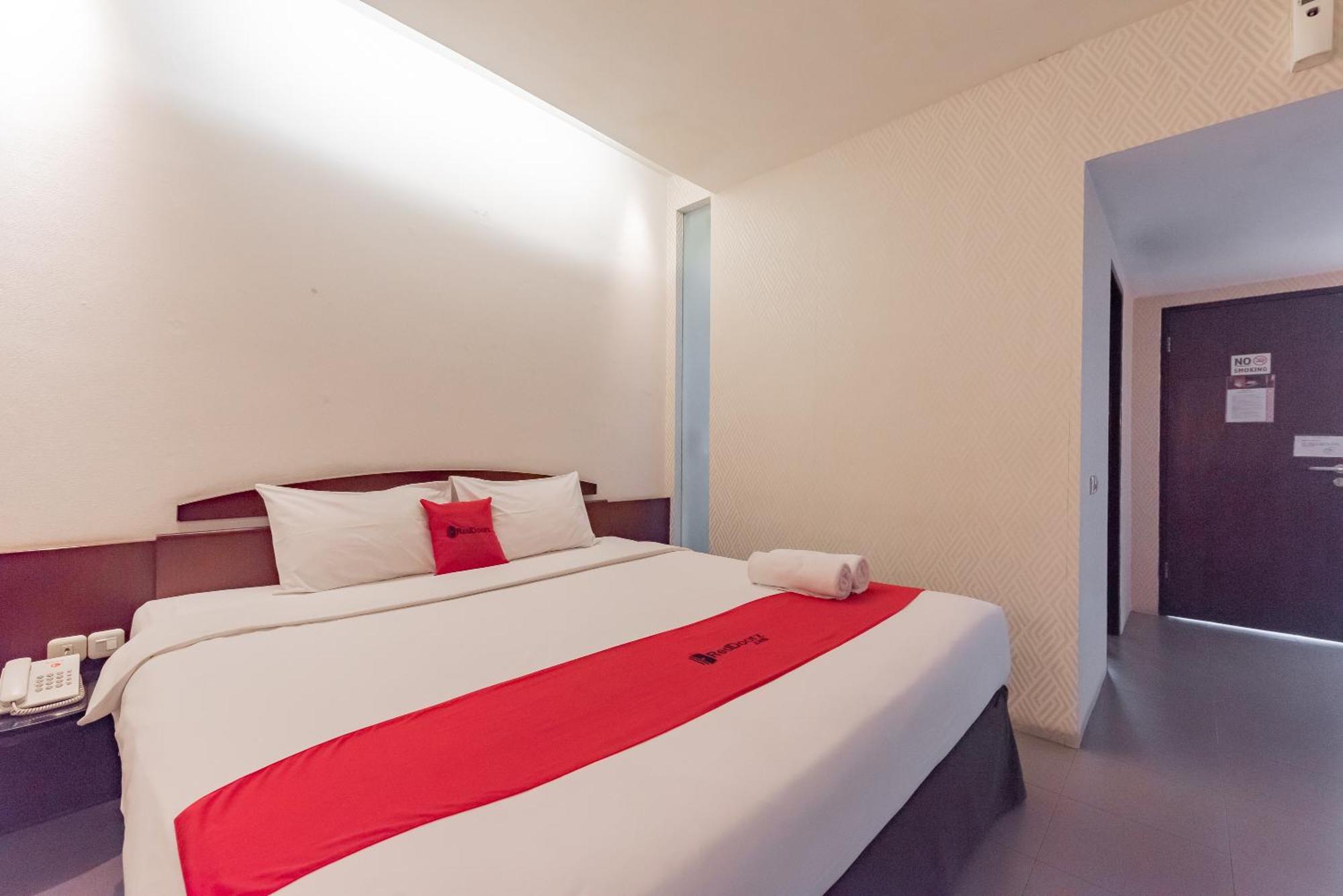 Reddoorz Plus @ Cipaganti Street 3 باندونج المظهر الخارجي الصورة